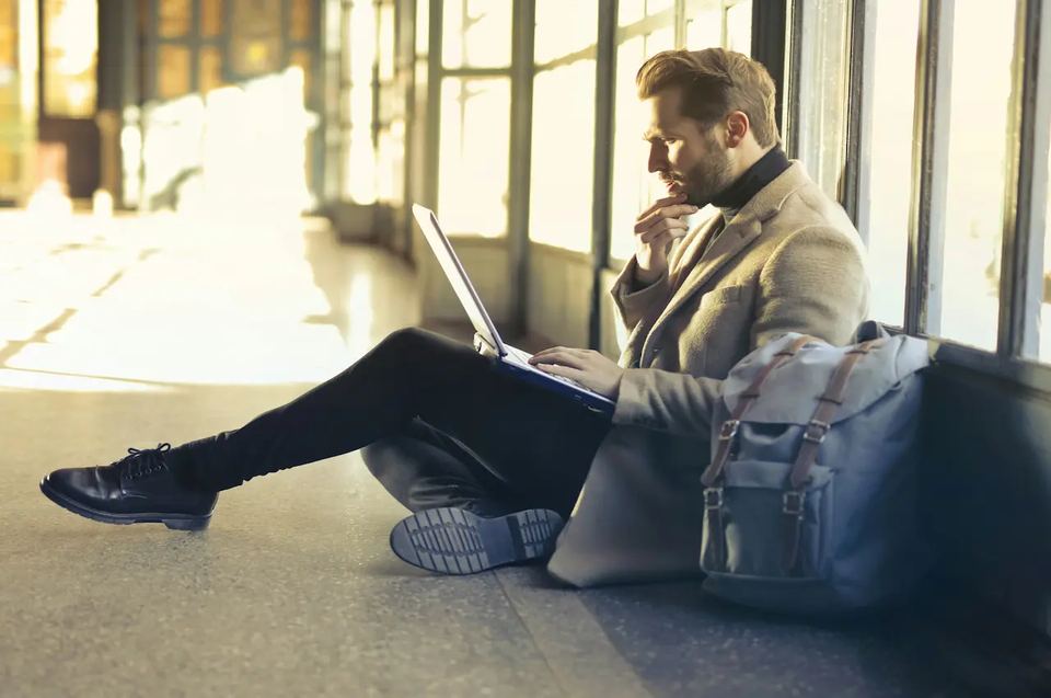 Future-Proofing Your Workplace: The Role of Digital Signage in Hybrid and Remote Work Models