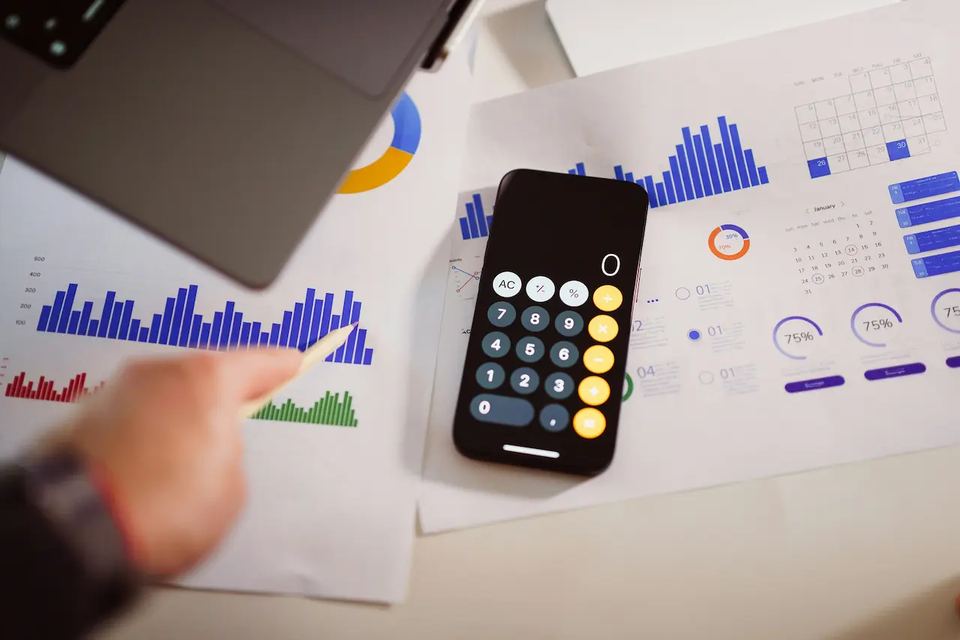 How much digital signage cost? Calculator